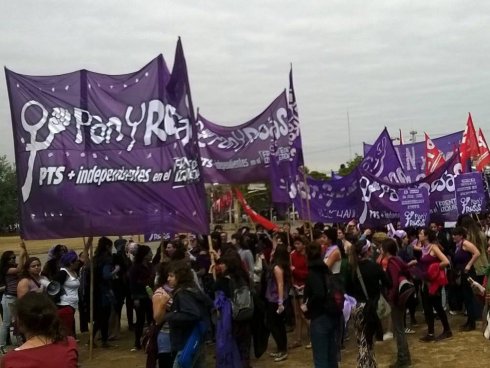 Con más de cincuenta micros de todo el país, Pan y Rosas y el PTS colmarán Salta